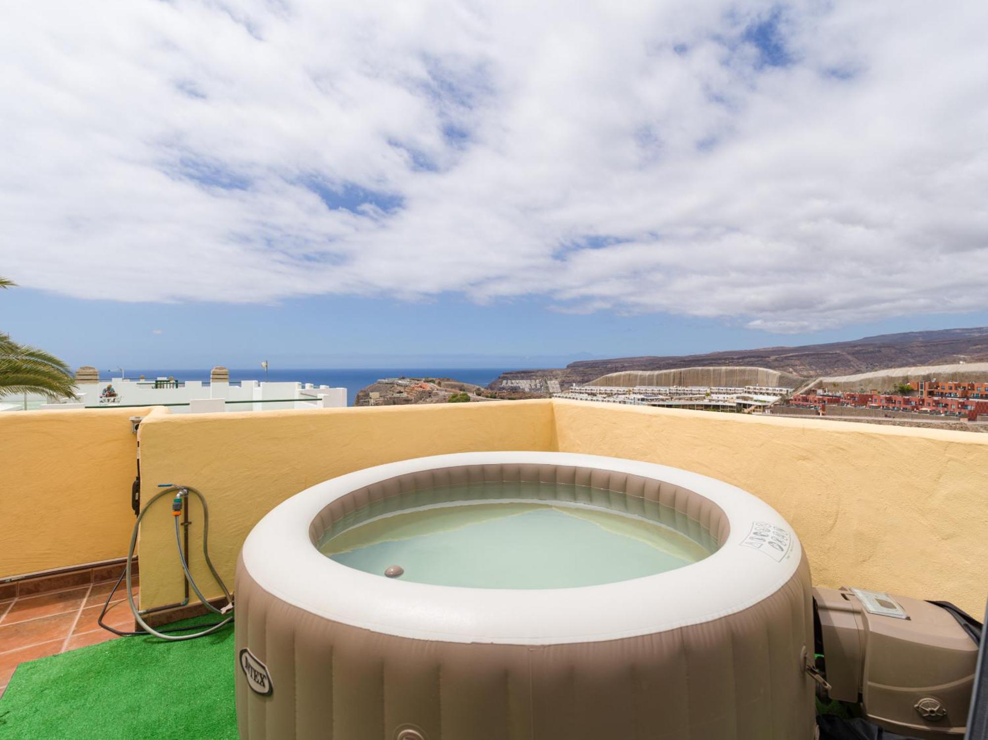 Private Solarium Views - Jacuzzi Apartment *