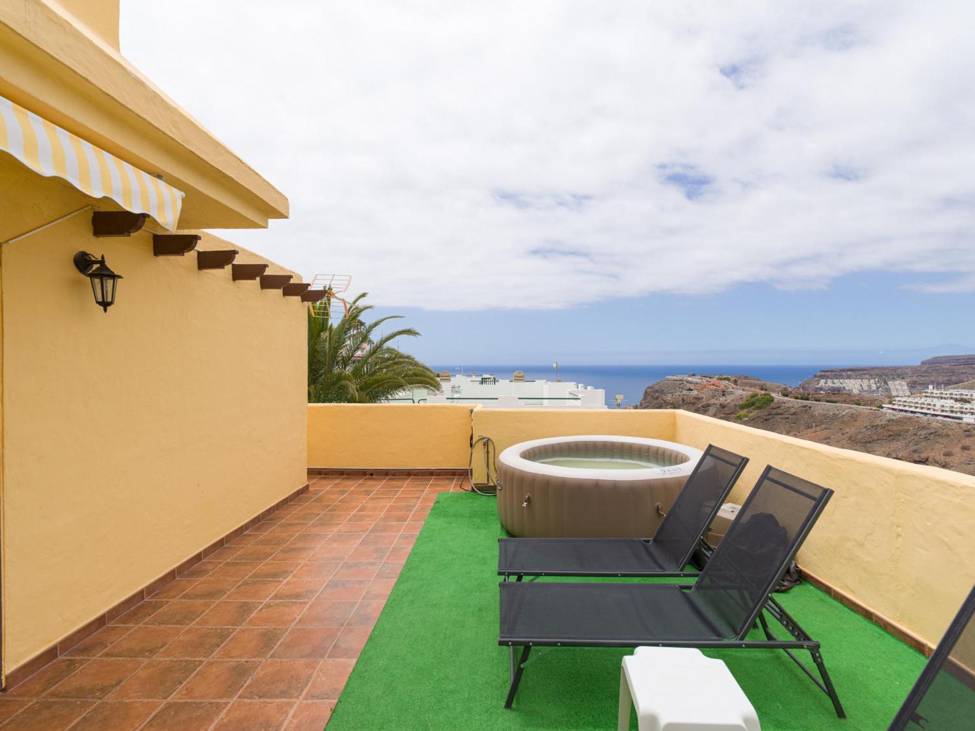 Private Solarium Views - Jacuzzi Apartment