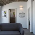 Durmiendo Sobre El Mar, Vivienda Los Riscos