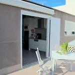 Durmiendo Sobre El Mar, Vivienda Los Riscos