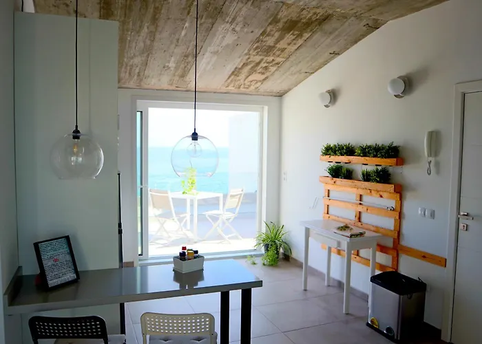 Durmiendo Sobre El Mar, Vivienda Los Riscos