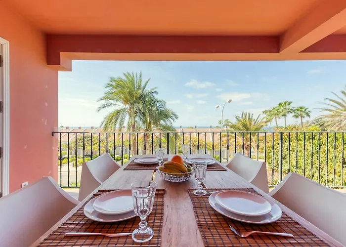 Apartamento con terraza y vistas al mar