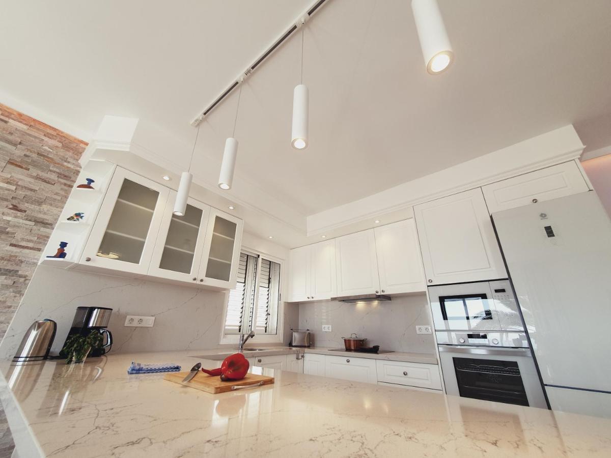 Elegant And Spacious With Sea Vieuw Mogan