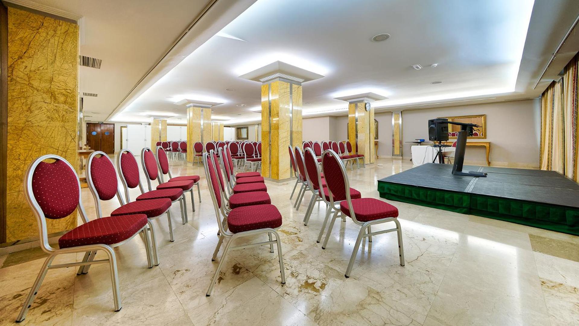 Bull Reina Isabel & Hotel 4*