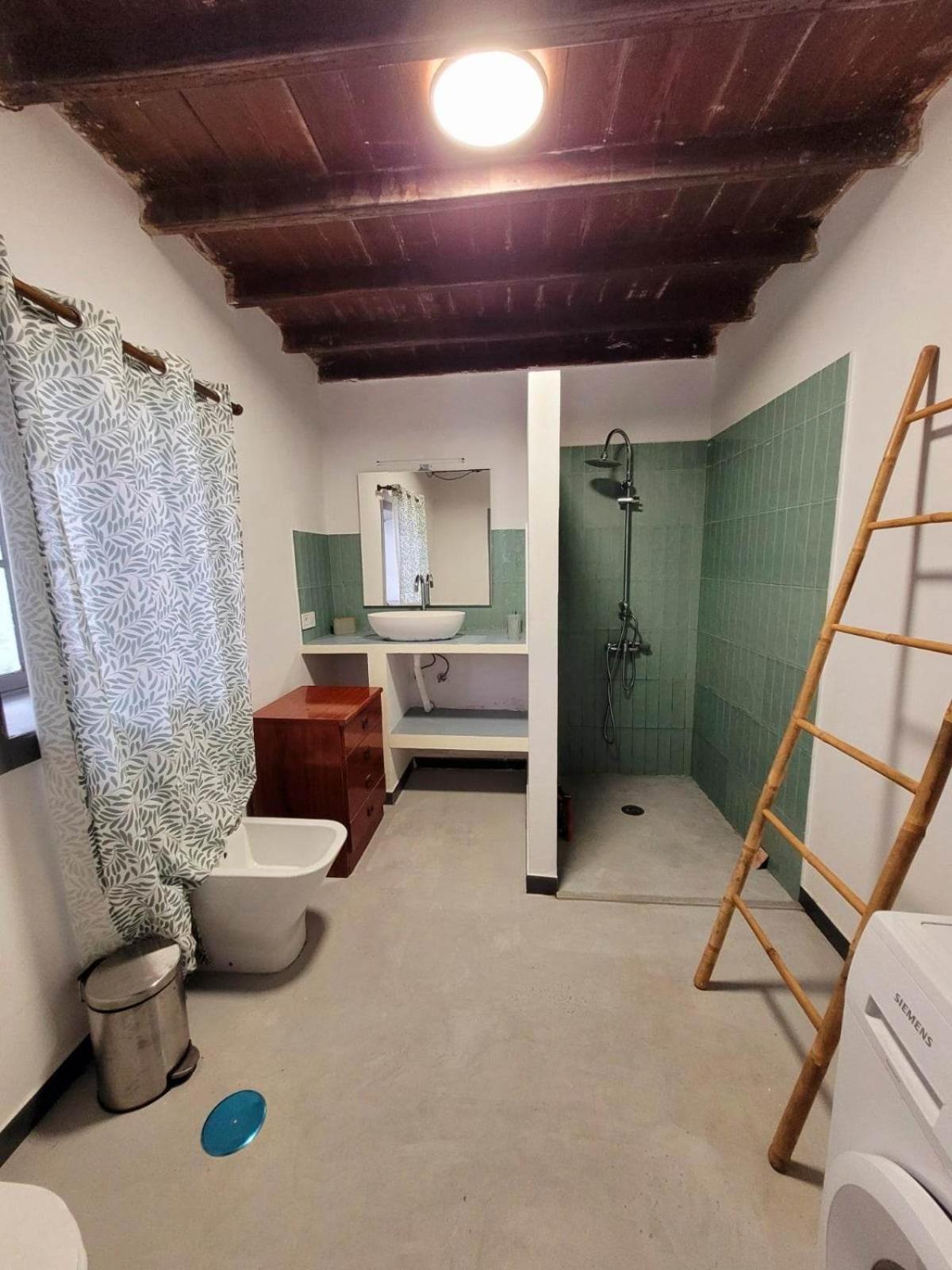 Acoran Family Guests House With Included Morning Yoga Practice Guest house
