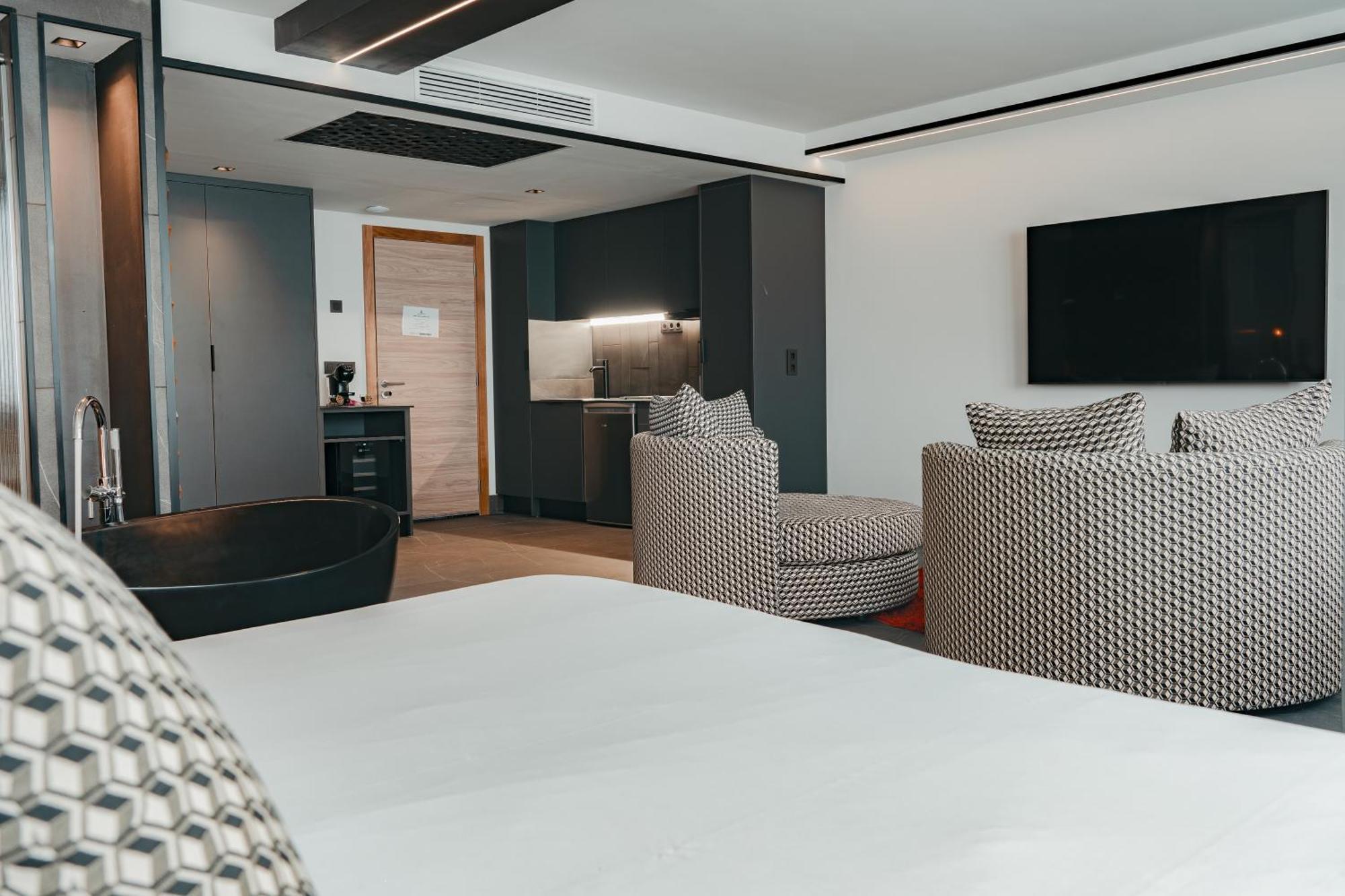 Poem Apartments, Canteras