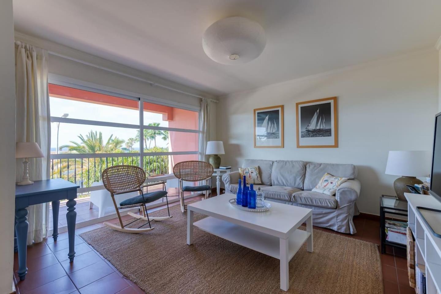 Con Terraza Y Vistas Al Mar