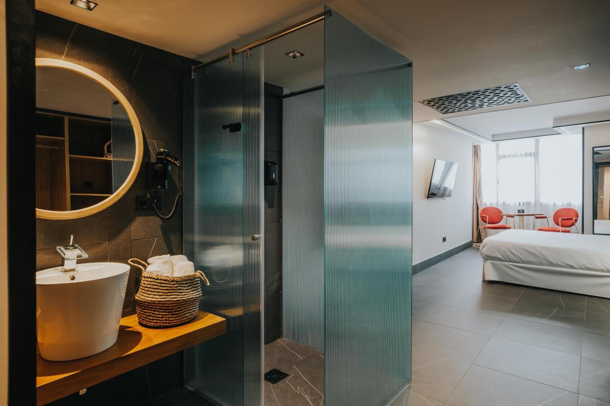 Poem Apartments, Canteras