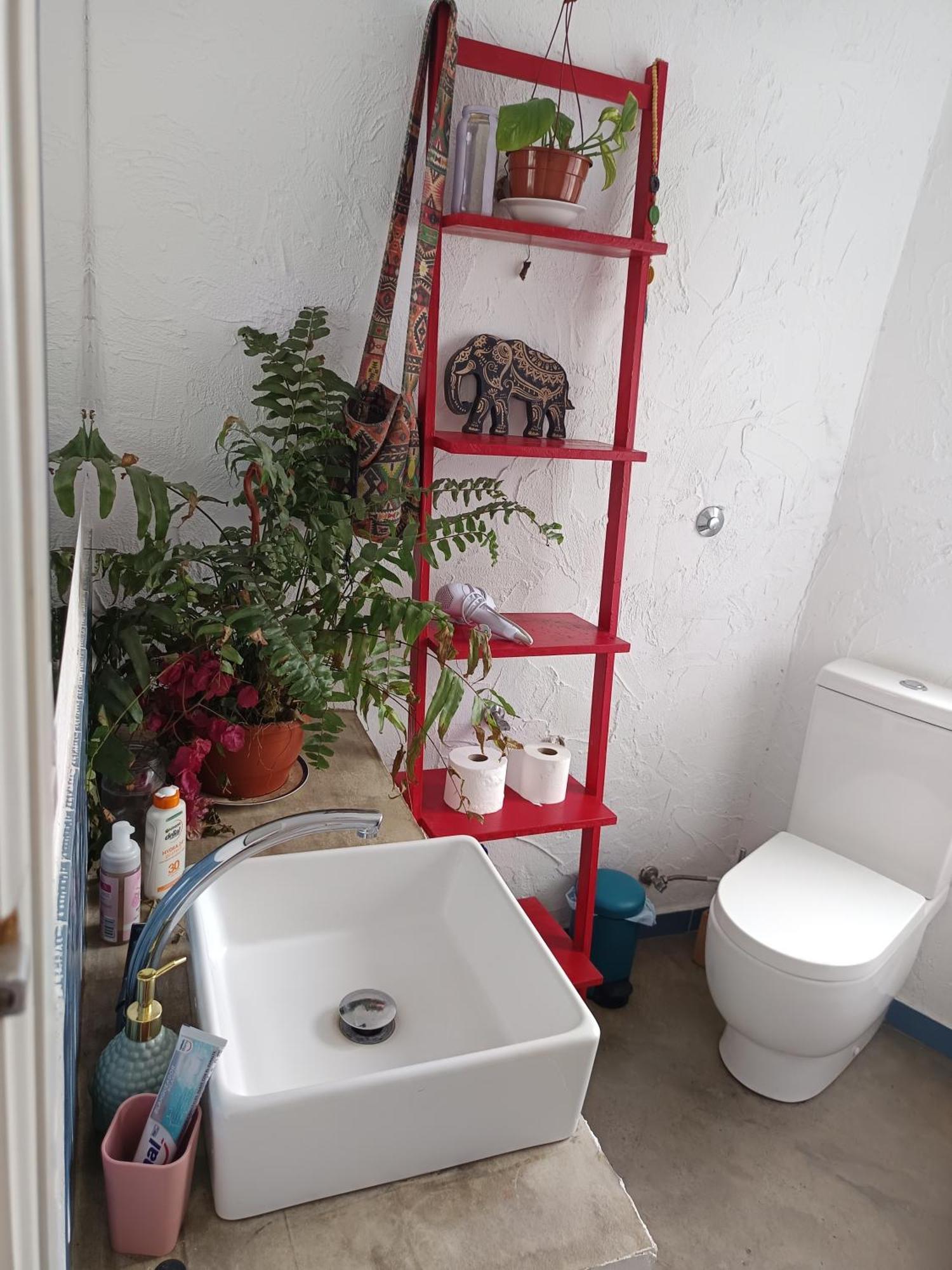 Acoran Family Guests House With Included Morning Yoga Practice *