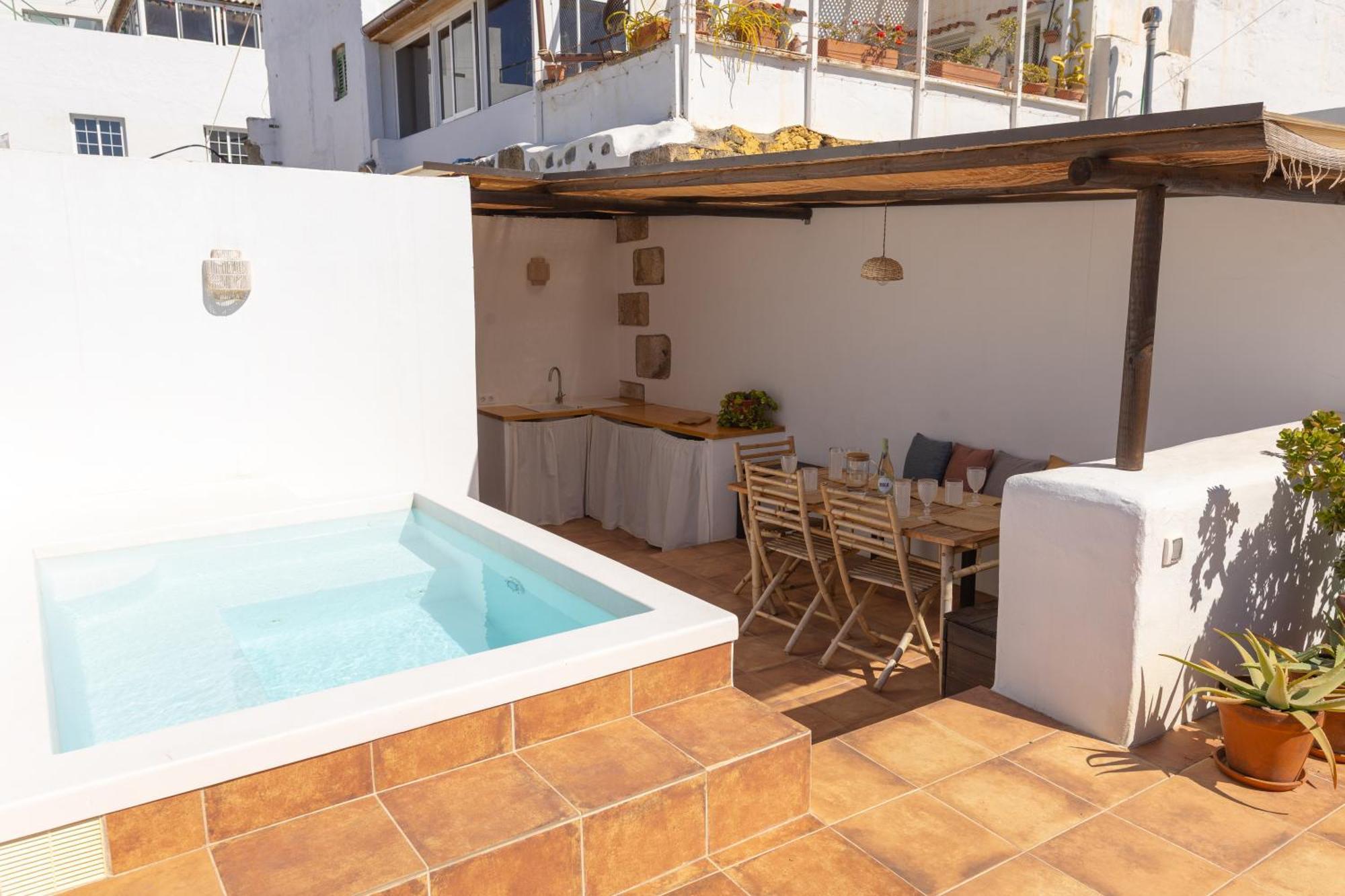 Charming House With Rooftop Pool Holiday home *