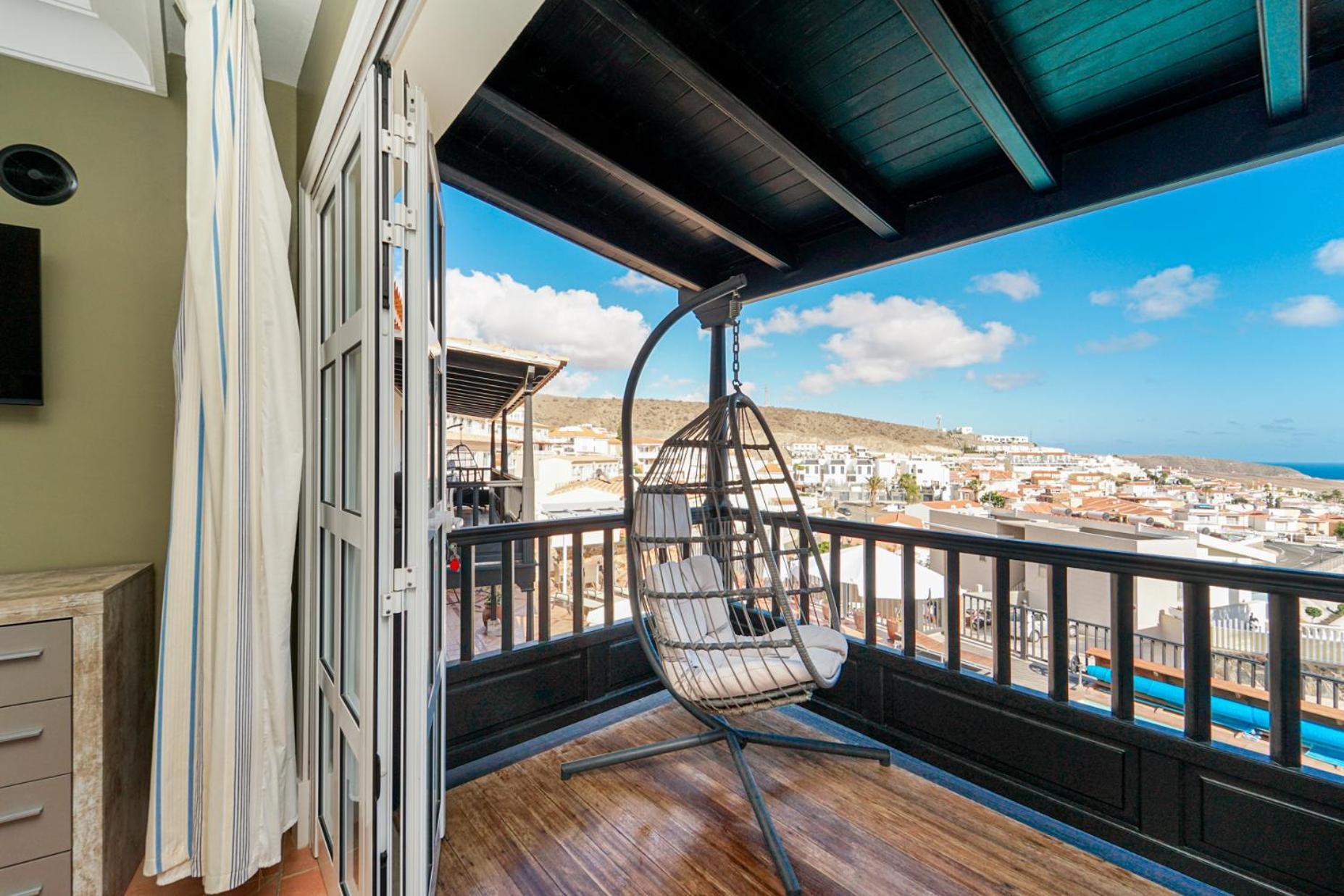 Magnificent 5-star With Sea View, Jacuzzi And Pool Apartment