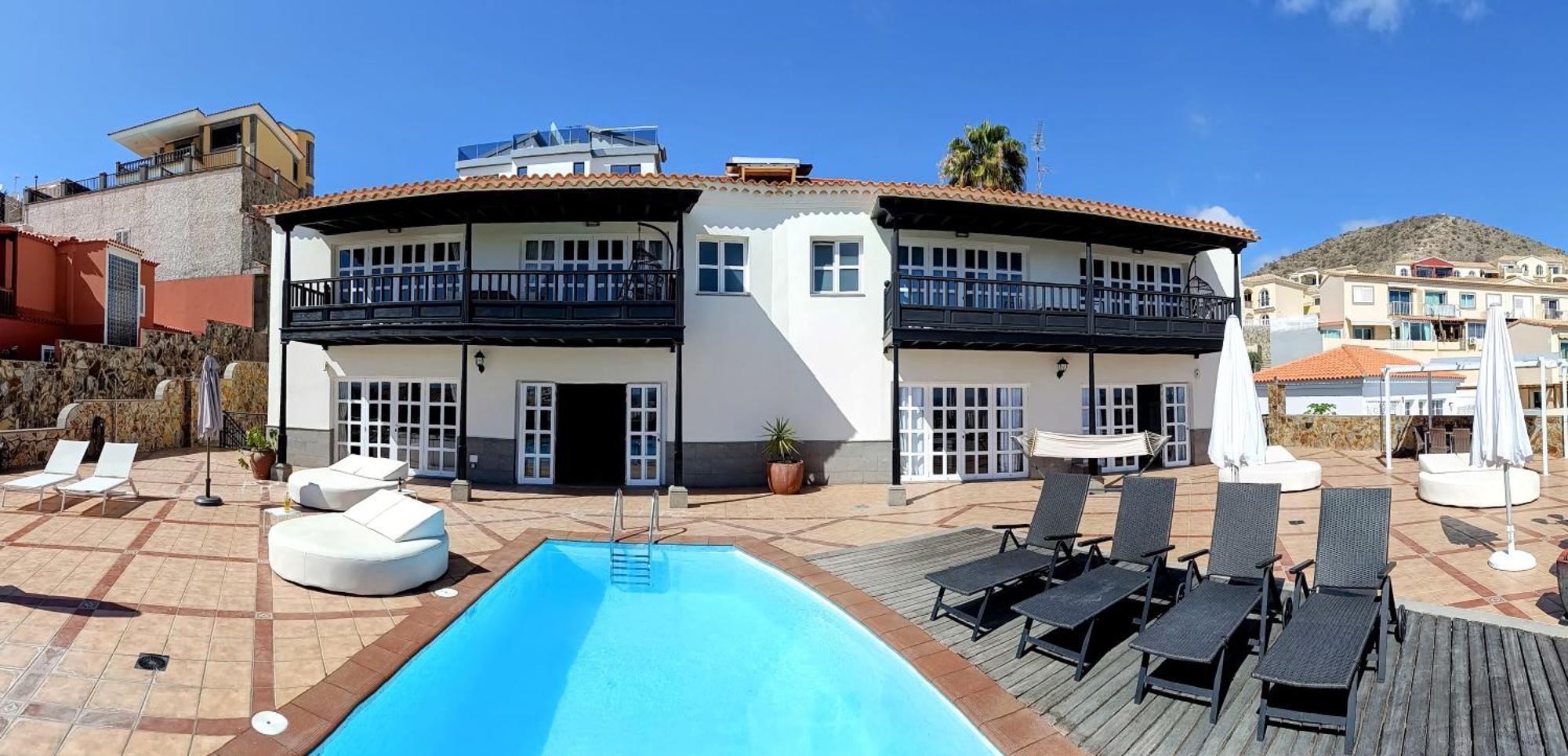 Magnificent 5-star With Sea View, Jacuzzi And Pool Apartment