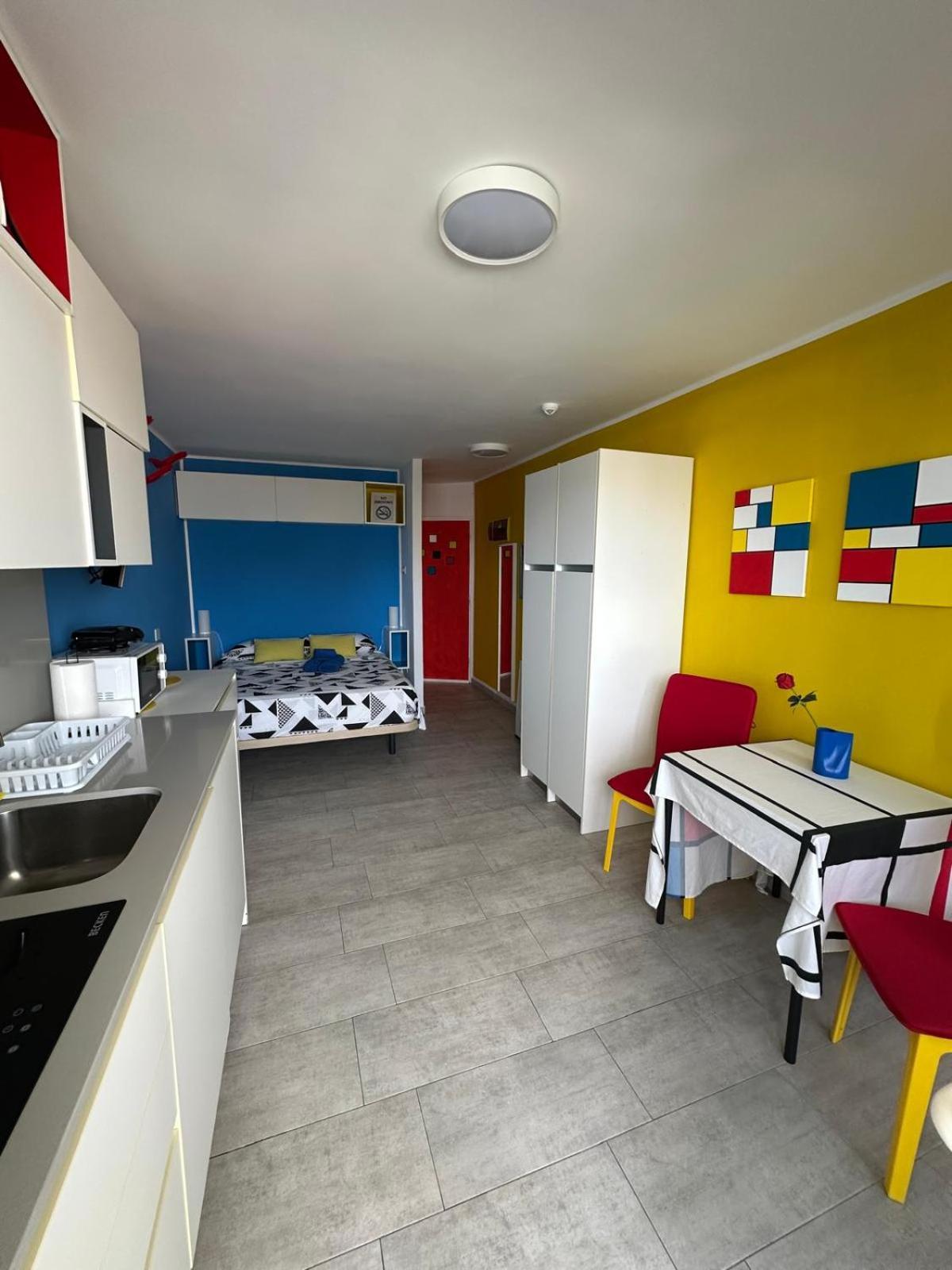 Estudio Mondrian Apartahotel *