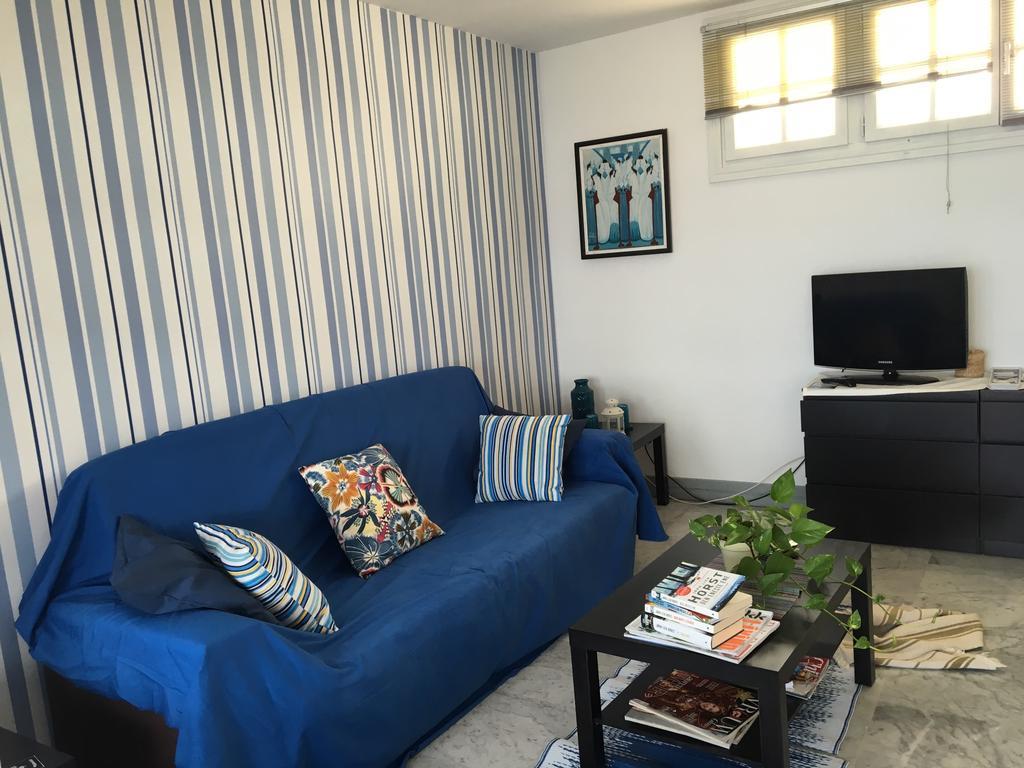 Apartment 21 *