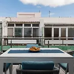 Disfruta de la brisa marina desde la terraza de este ático con solarium