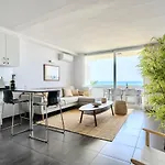 Charming 2 Bedroom Retreat With Beachfront Views