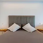 Brand New - Glass Apt - Ocean Views