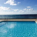Isamaría Terraza y Piscina en la playa