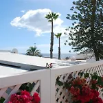 Deluxe Apartment. 50 Meters Beach
