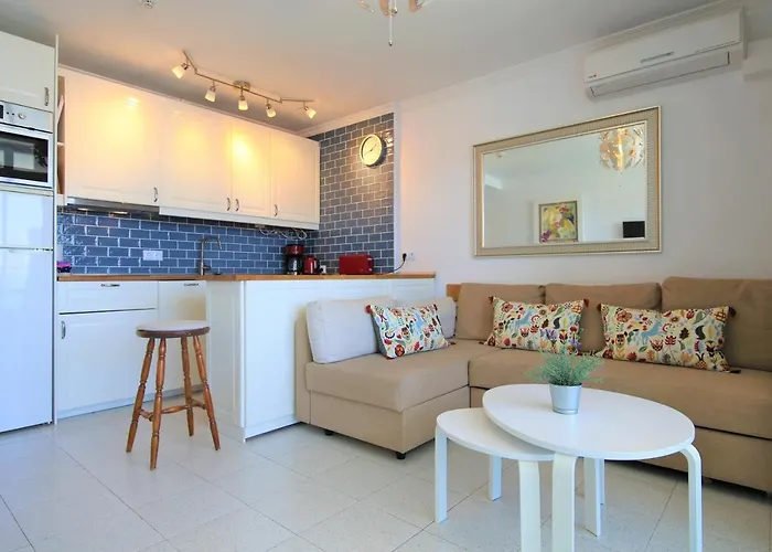 Central Apartment Overlooking Yumbo Centre With Heated Pool