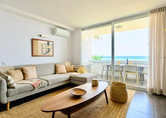Charming 2 Bedroom Retreat With Beachfront Views