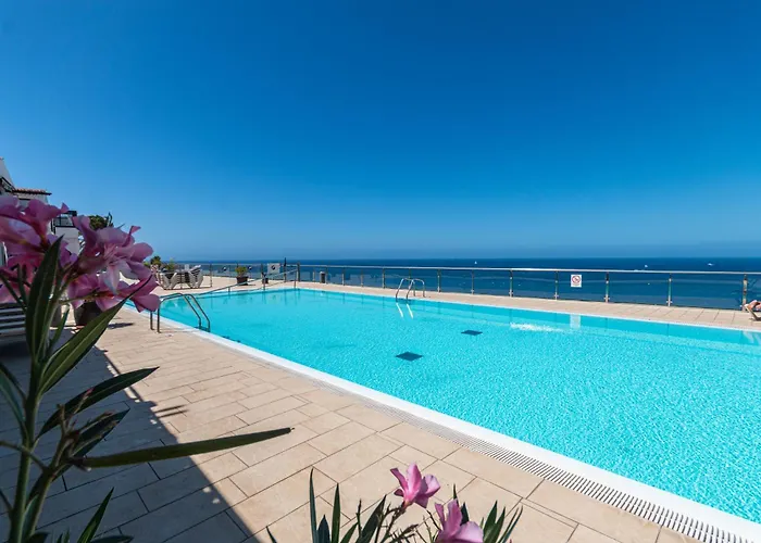 Very Romantic Seaview Appartment With Warm Pool