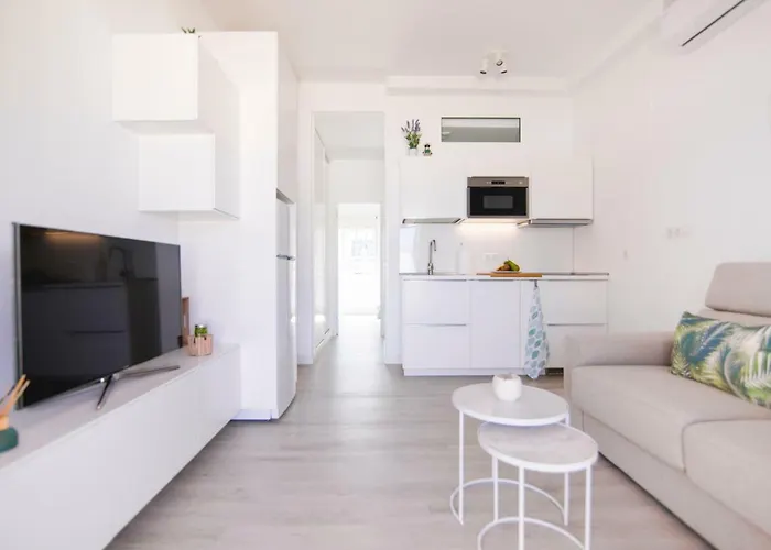 Deluxe Apartment. 50 Meters Beach