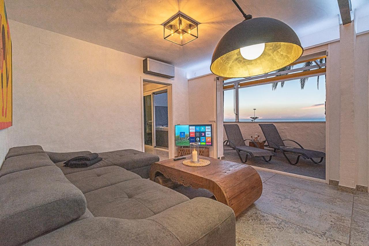 Apartment Luxury Apartment, Sea Views, Jacuzzi And Sauna.