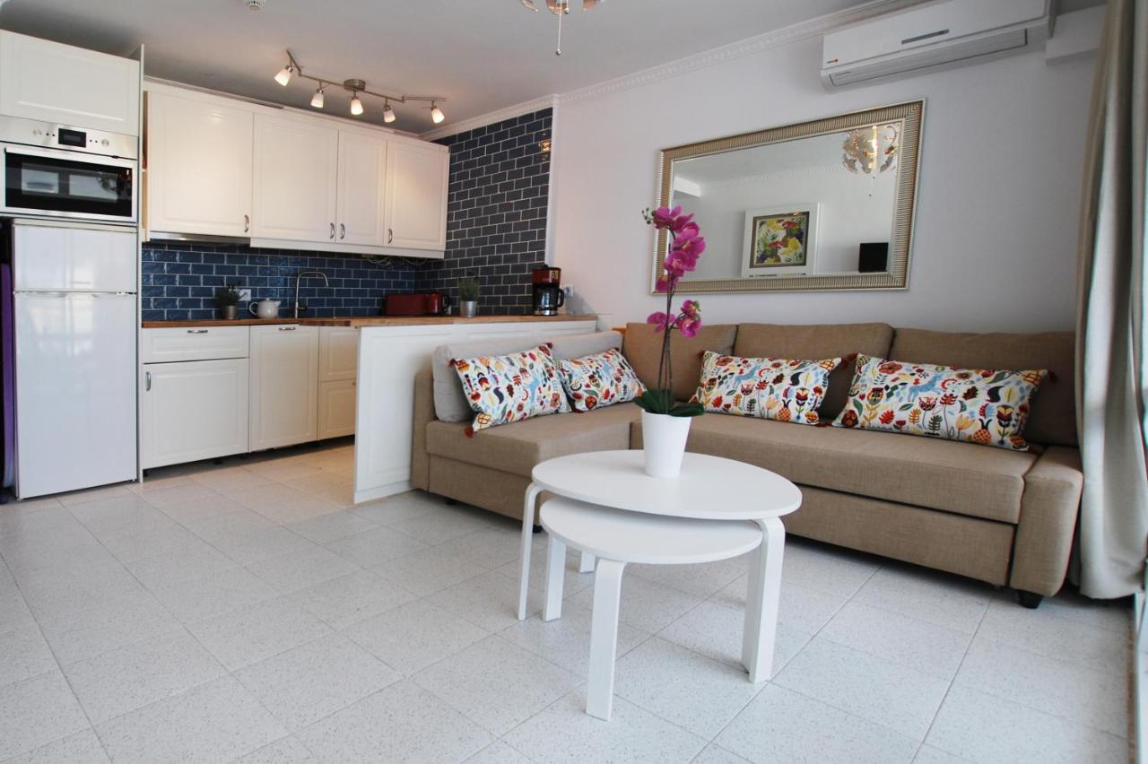 Overlooking Yumbo Centre With Heated Pool *
