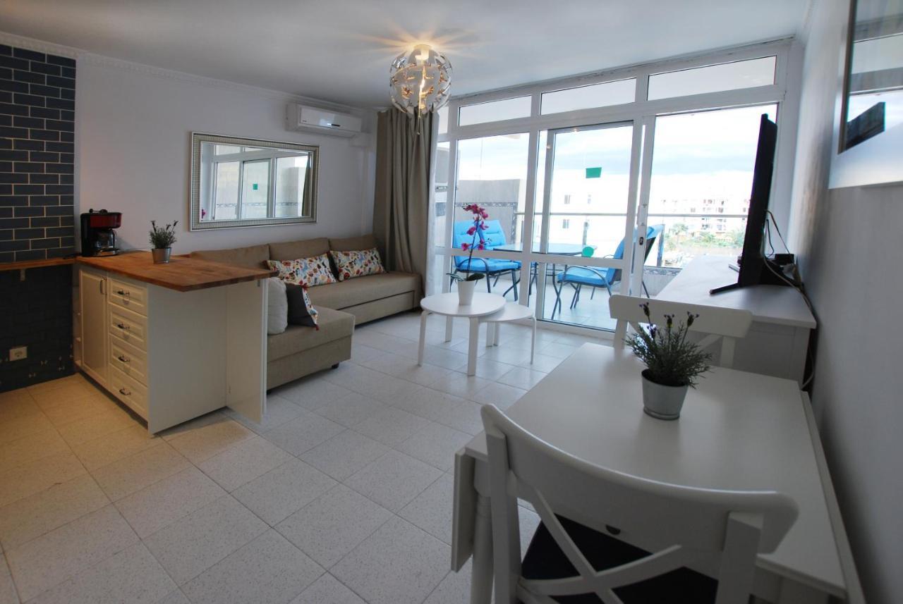 Overlooking Yumbo Centre With Heated Pool Apartment