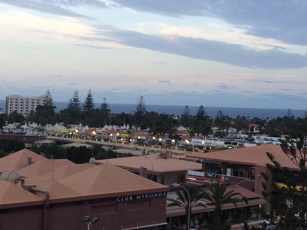 Overlooking Yumbo Centre With Heated Pool Apartment