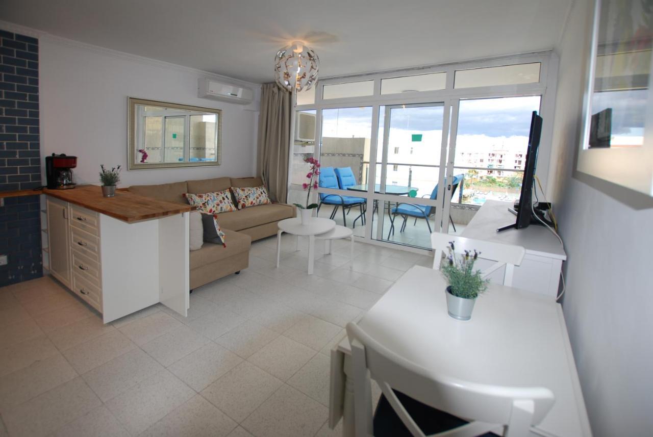 Overlooking Yumbo Centre With Heated Pool