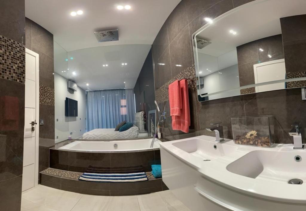 Penthouse In The Sea, Tauro Mogan