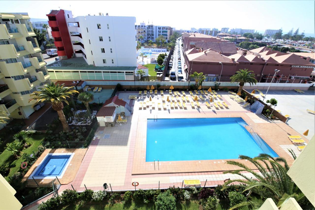 Overlooking Yumbo Centre With Heated Pool Apartment