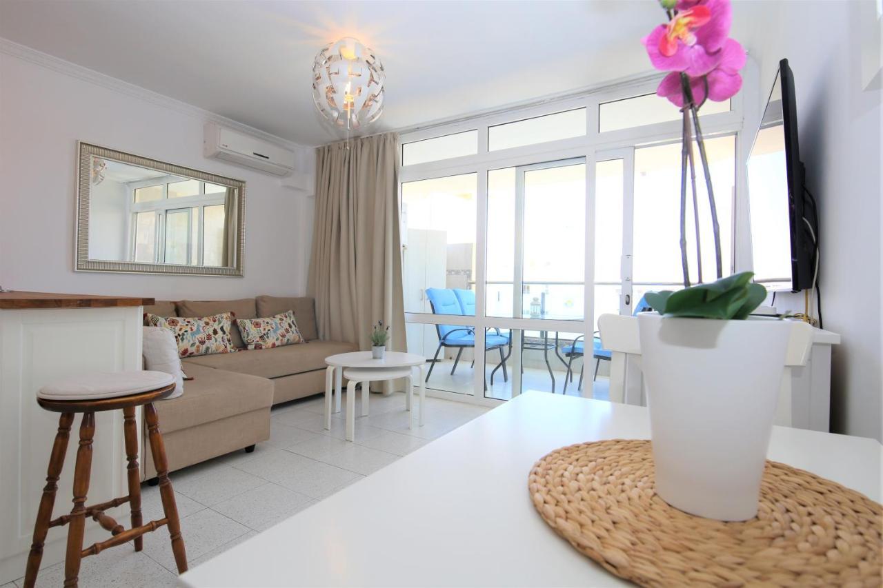 Apartment Overlooking Yumbo Centre With Heated Pool