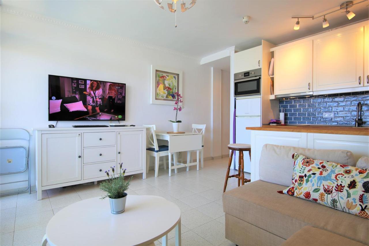 Overlooking Yumbo Centre With Heated Pool *