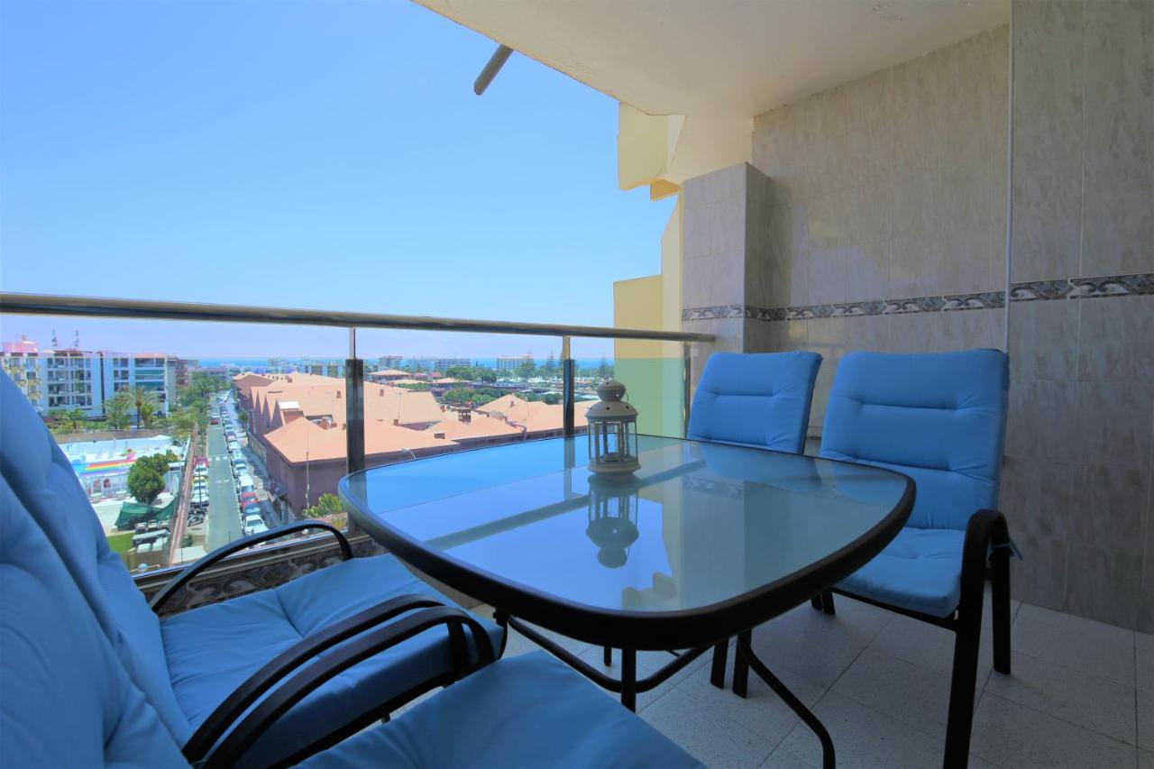 Overlooking Yumbo Centre With Heated Pool Apartment