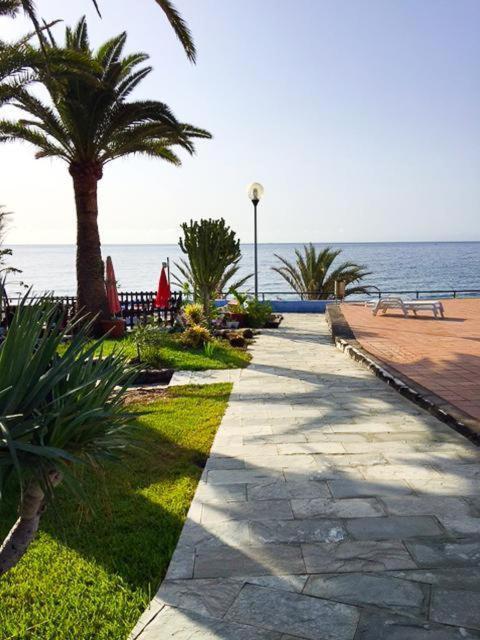 Lidia & Paco Two Bedrooms Beachfront Holiday home *