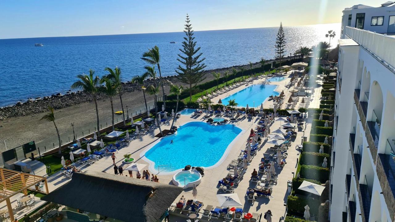 Ocean Breeze Oasis: Deluxe Beachfront Retreat With Stunning Views Apartment *