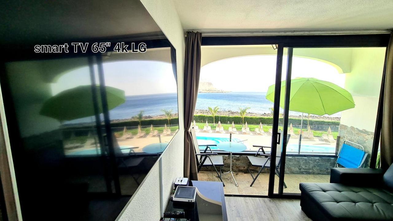 Ocean Breeze Oasis: Deluxe Beachfront Retreat With Stunning Views Apartment