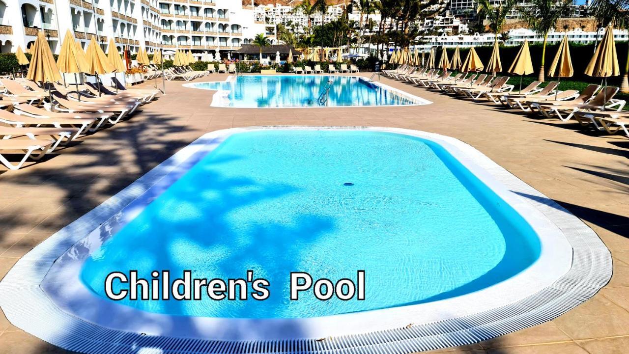 Apartment Ocean Breeze Oasis: Deluxe Beachfront Retreat With Stunning Views *