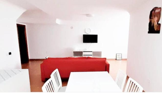 Comfy 2 Bedroom In With Wifi And Free Parking *