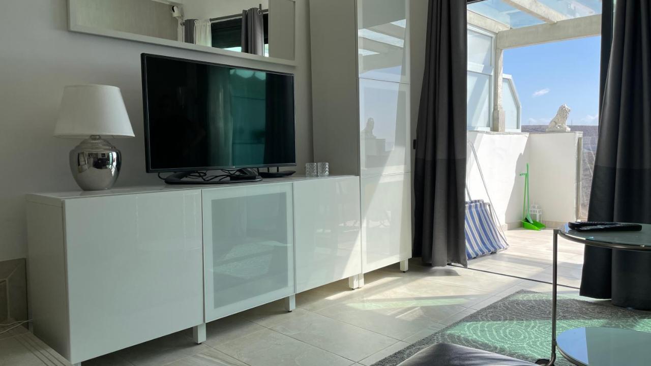 Moderne Mit Toller Aussicht Und Pool