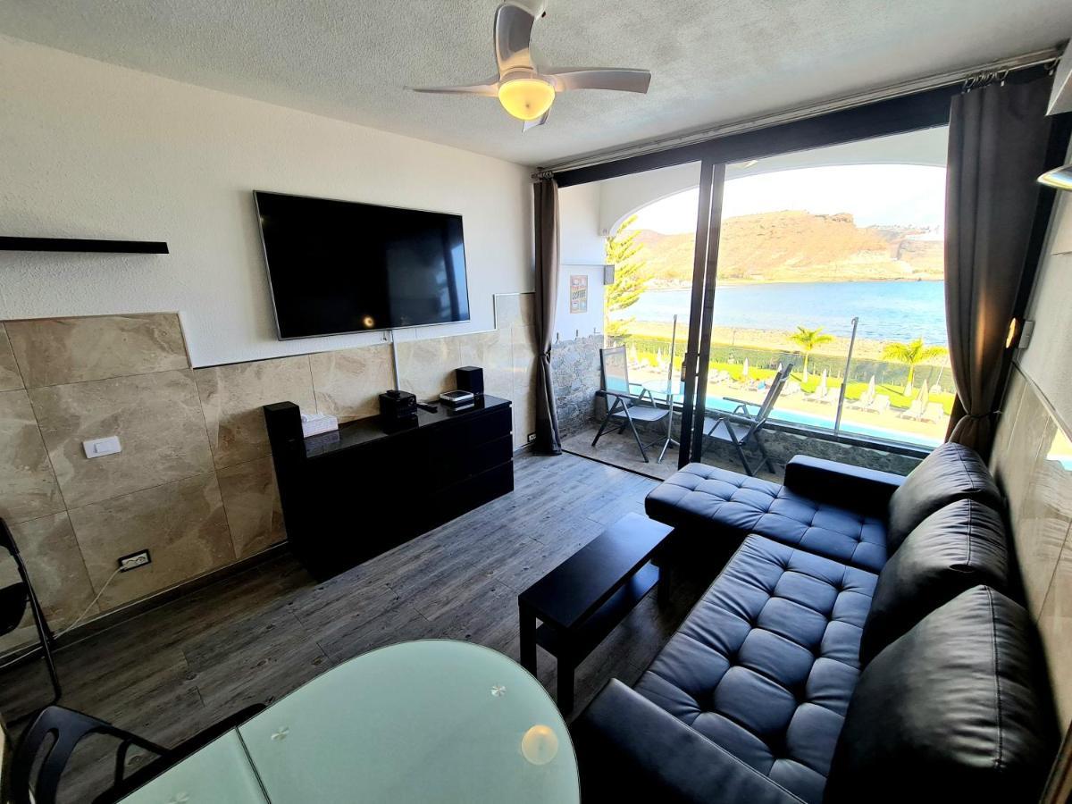Apartment Ocean Breeze Oasis: Deluxe Beachfront Retreat With Stunning Views *
