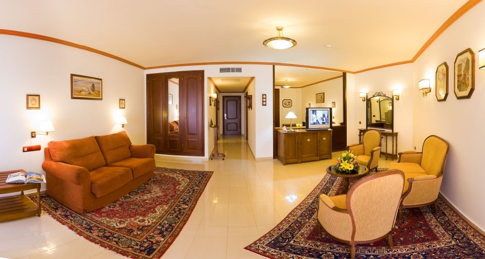 Club Hotel 4*