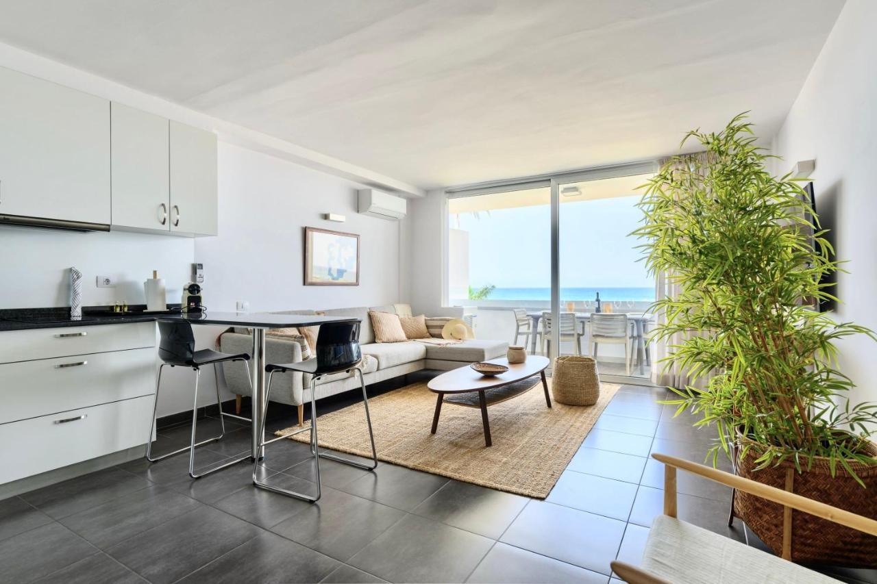 Charming 2 Bedroom Retreat With Beachfront Views Apartamento