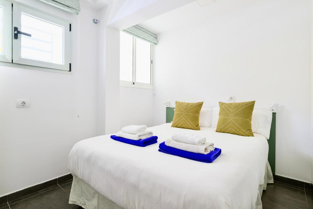 Charming 2 Bedroom Retreat With Beachfront Views