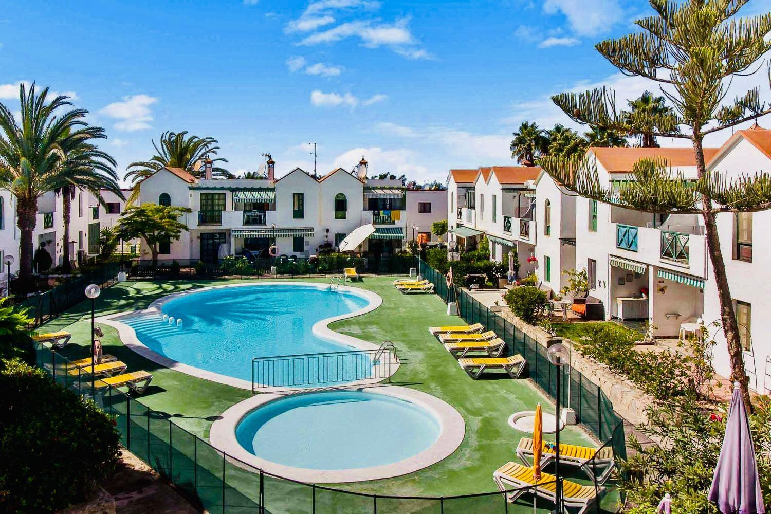 Laura Near Europa Center And Amadores Beach, Free Wifi *
