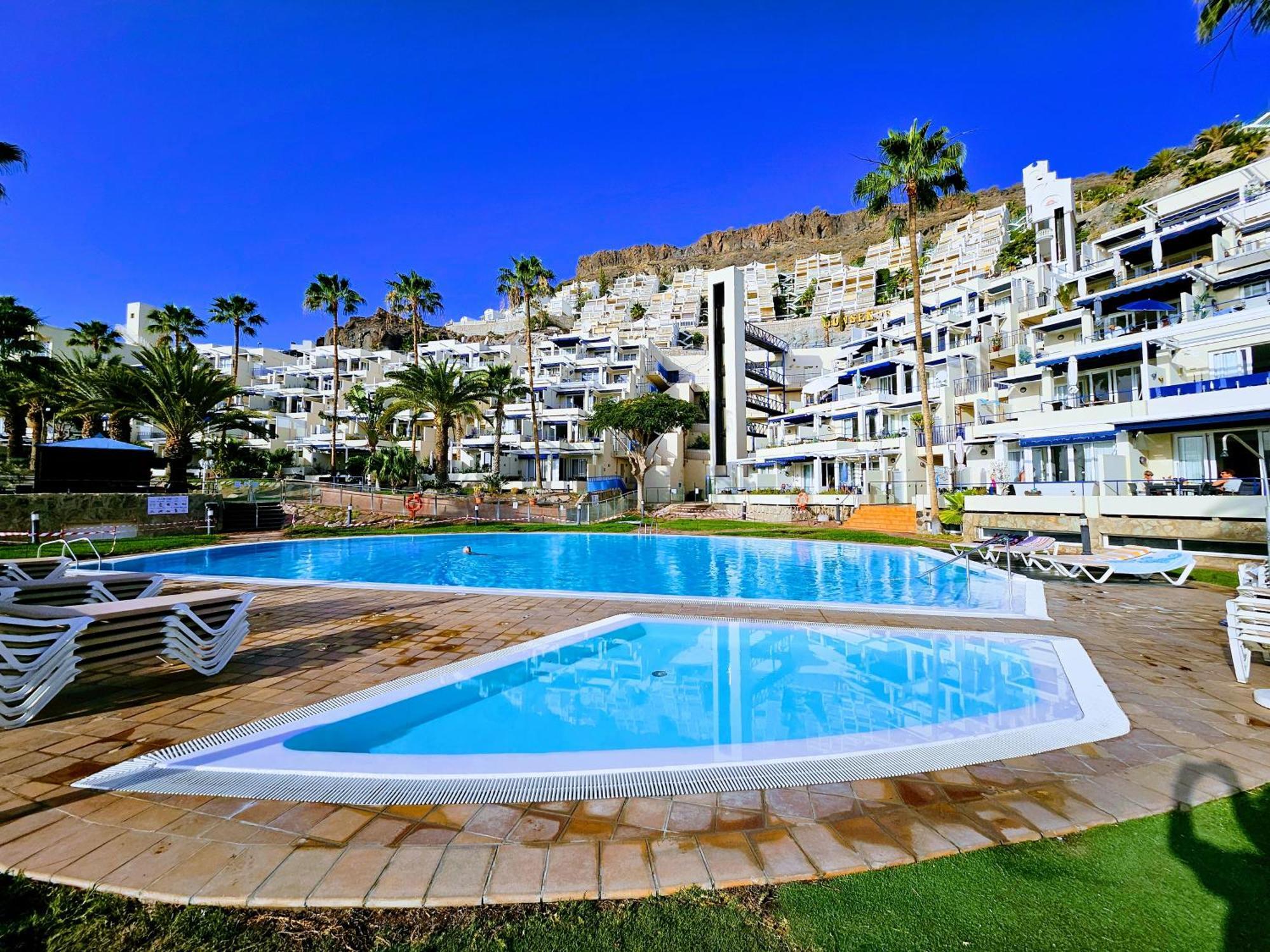 Ocean & Pool View Apartment *