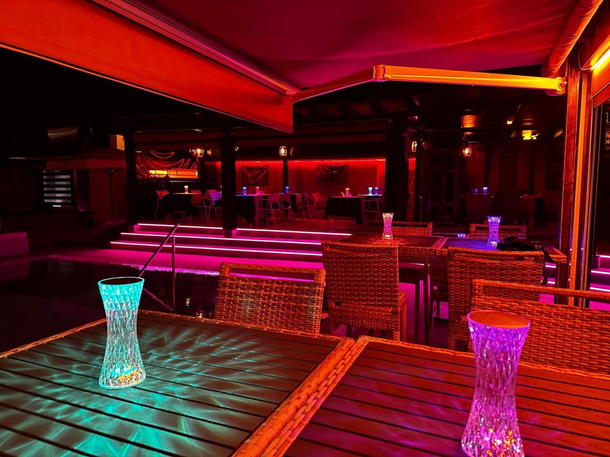 Love hotel Paradise - Fkk Swinger & Nudist Couples Only